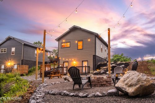 2033 Eagle Feather Dr, Sevierville, TN, 37876-0687 | Card Image