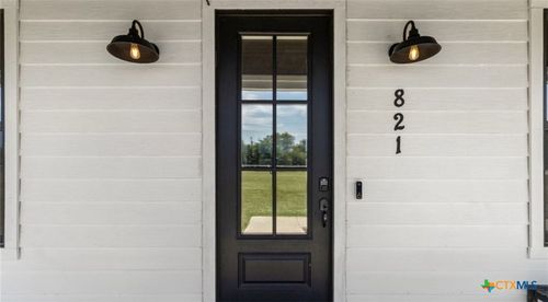 821 Silent Valley Rd, Lockhart, TX, 78644-1517 | Card Image