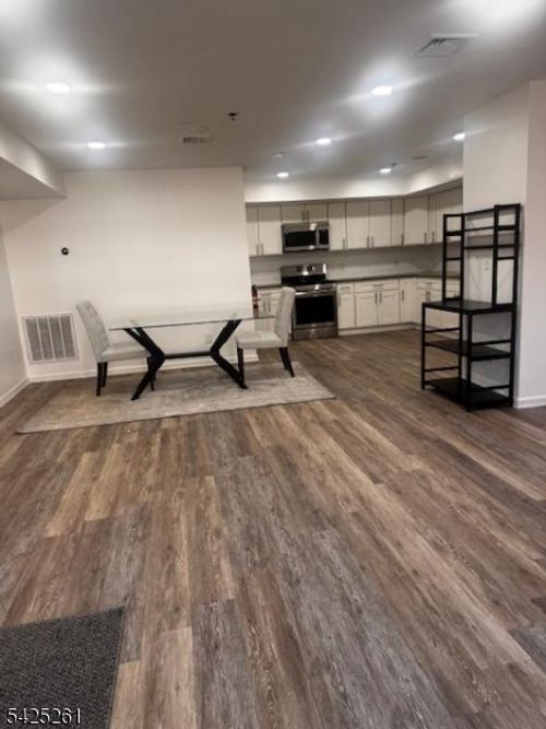 1-81 Hawthorne Ave, Newark, NJ, 07112-2745 | Card Image