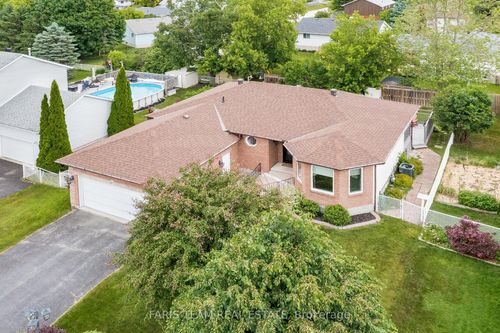 11 Copeland St, Penetanguishene, ON, L9M1K3 | Card Image