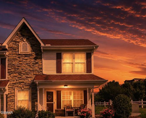 527 Orchard Valley Way, Sevierville, TN, 37862-5437 | Card Image