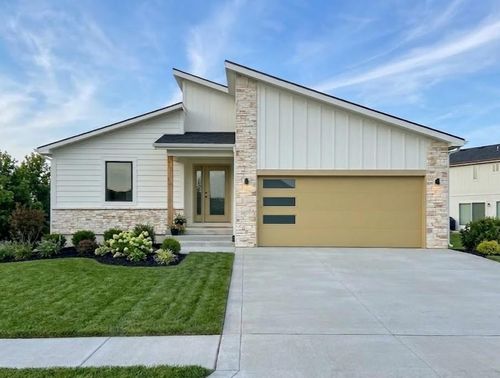 704 Se 21st St, Oak Grove, MO, 64075-8642 | Card Image