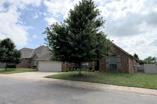 16605 Village Garden Dr, Edmond, OK, 73012-7080 | Card Image