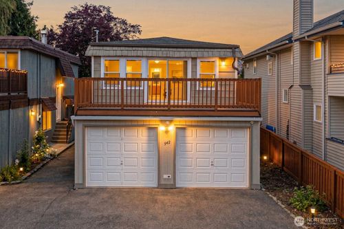942 N 82nd St, Seattle, WA, 98103-4322 | Card Image