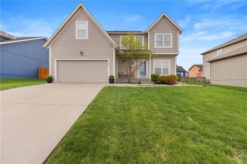 1240 Sw Nagona Ln, Lee's Summit, MO, 64082-3811 | Card Image