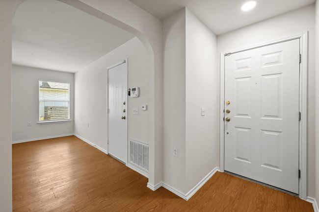 402 Colonial Park Blvd, House other with 3 bedrooms, 2 bathrooms and 2 parking in Austin TX | Image 4