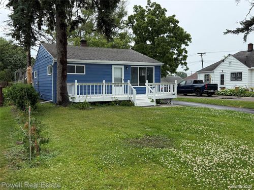 2326 Silver Cir, Waterford, MI, 48328-1739 | Card Image