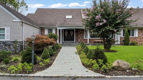 8 August Ln, Old Westbury, NY, 11568-1702 | Card Image