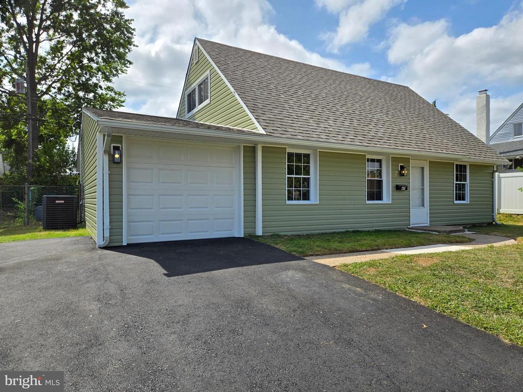 Crown Rd, Levittown, PA 19057