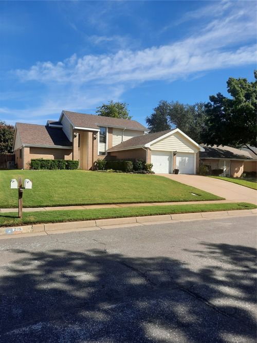 207 Country Ln, Euless, TX, 76039-8021 | Card Image