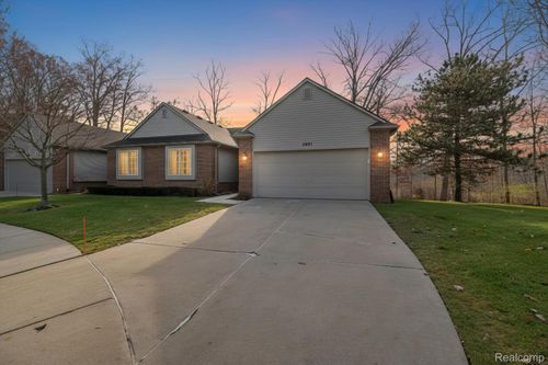 35-2607 S Moonglow Ct, Hartland, MI, 48353-2547 | Card Image