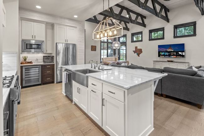 LARGE OPEN LIVING KITCHEN | Image 13