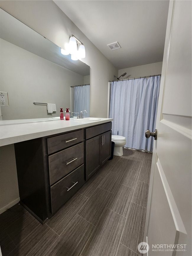 Shared Bathroom | Image 16
