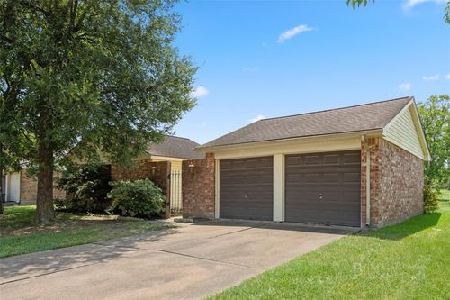 422 W Castle Harbour Dr, Friendswood, TX, 77546-5622 | Card Image