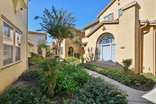 8464 Crystal Walk Cir, Elk Grove, CA, 95758-8086 | Card Image