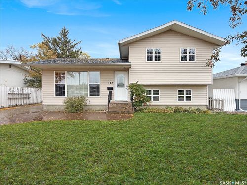 943 11th Avenue Ne, Swift Current, SK, S9H2V5 | Card Image