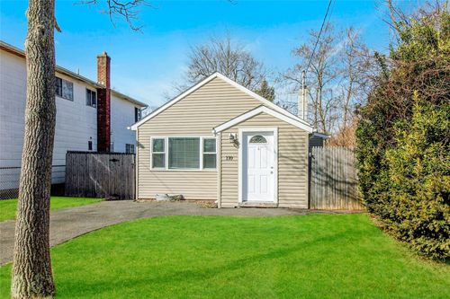 110 Vanderbilt Ave, West Babylon, NY, 11704-7321 | Card Image