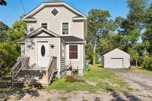 135 Lake Ave, Flanders, NY, 11901-3512 | Card Image