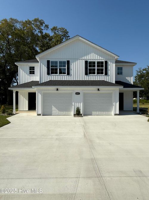 a-4371 W Pine St, Farmville, NC, 27828-1697 | Card Image