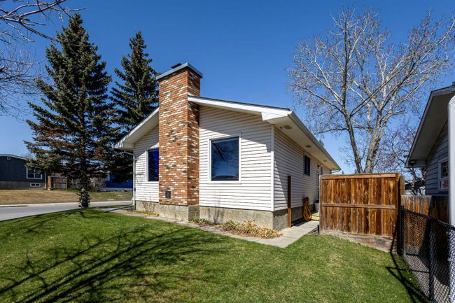 379 Rundleview Drive Ne, Home with 3 bedrooms, 2 bathrooms and 2 parking in Calgary AB | Image 2