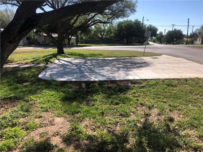 400 W Soyars Avenue, House other with 3 bedrooms, 2 bathrooms and 2 parking in Orange Grove TX | Image 3