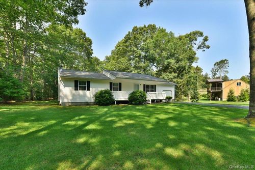114 Halsey Manor Rd, Manorville, NY, 11949-1604 | Card Image