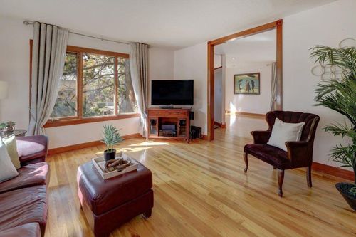 226 8a St Ne, Calgary, AB, T2E4J1 | Card Image