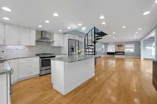 35 Bird St, Quincy, MA, 02169-3511 | Card Image