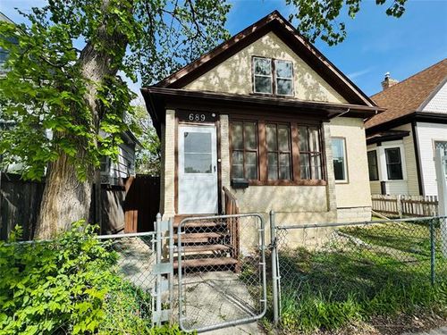 689 Beverley St, Winnipeg, MB, R3E2A4 | Card Image