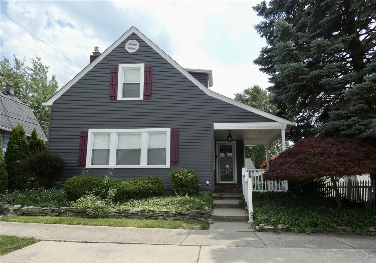 Harrison Ave, Trenton, MI 48183