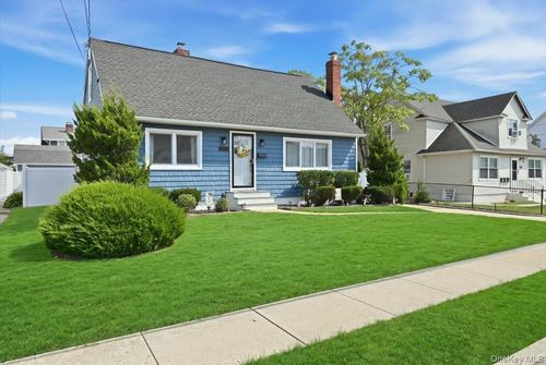 293 Roosevelt Ave, Freeport, NY, 11520-5413 | Card Image