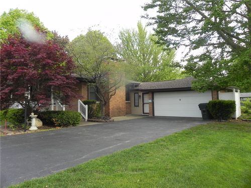 9 N Court Dr, Decatur, IL, 62526-1941 | Card Image