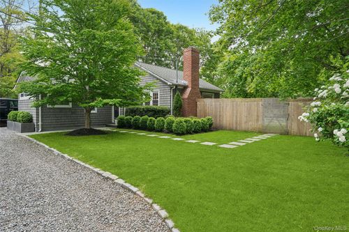 689 Main St, Westhampton Beach, NY, 11978-2114 | Card Image