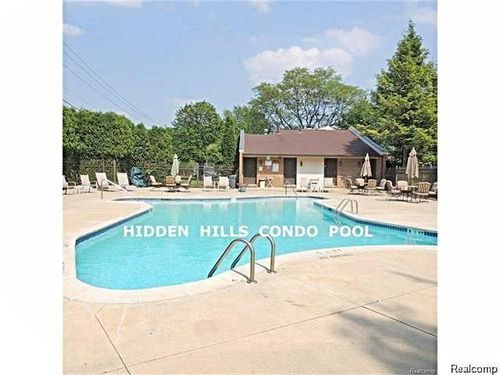 404 Willow Grove Ln, Rochester Hills, MI, 48307-2558 | Card Image