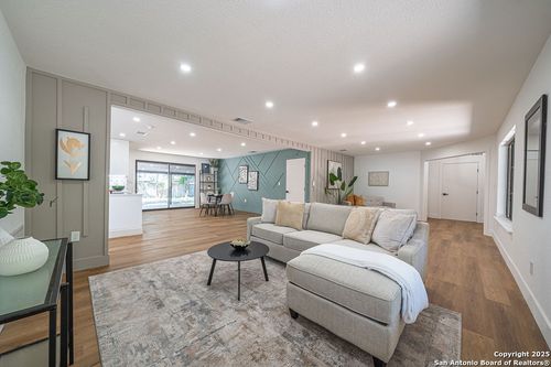 315 Royal Oaks Dr, San Antonio, TX, 78209-1623 | Card Image