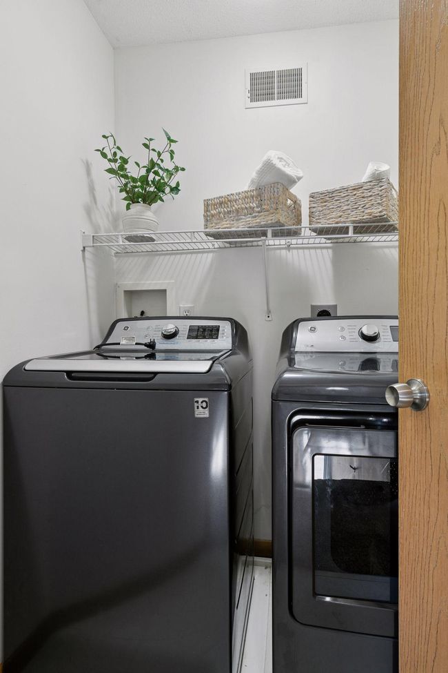 Upper-level laundry room | Image 17