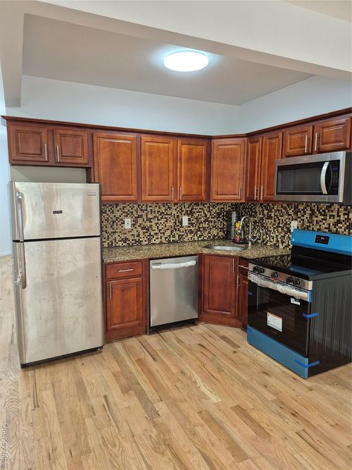 829 E 226th St, Bronx, NY, 10466-4418 | Card Image
