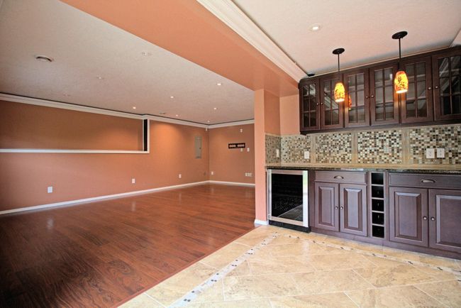Wet bar and Frig | Image 20