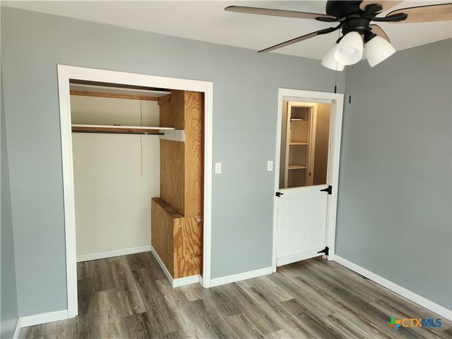 325 Montgomery St, House other with 3 bedrooms, 1 bathrooms and null parking in Yoakum TX | Image 8