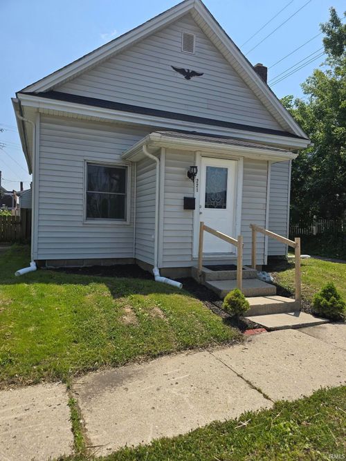 221 W Franklin St, Hartford City, IN, 47348-2138 | Card Image