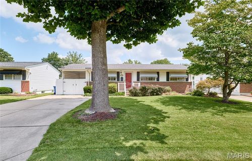 1045 Bellarmine Ln, Florissant, MO, 63031-7322 | Card Image