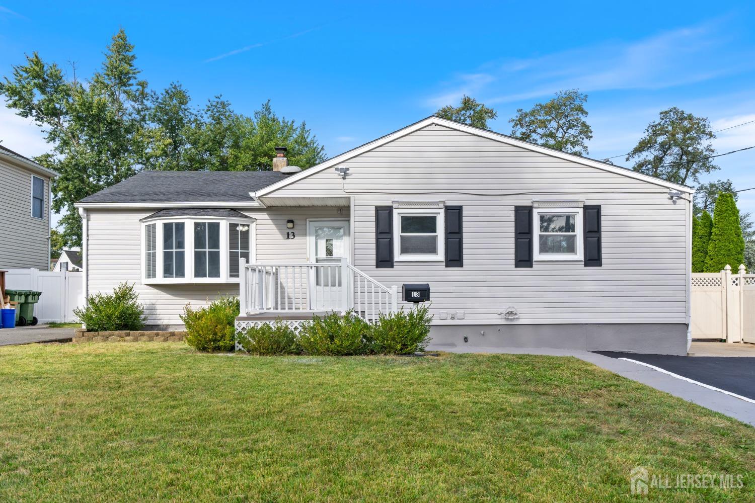 Becker Dr, Parlin, NJ 08859