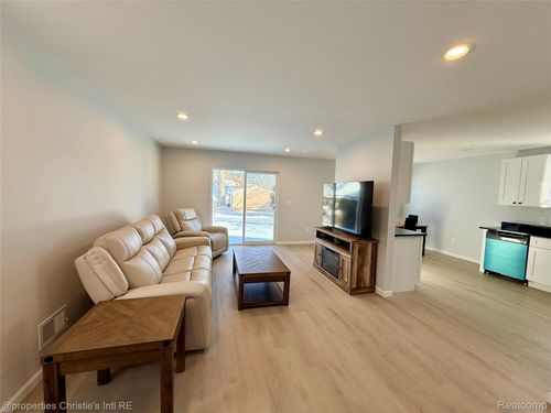 22114 Pleasant Ave, Eastpointe, MI, 48021-2476 | Card Image