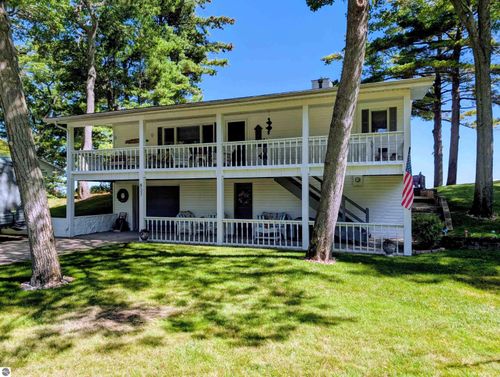 837 S Crescent Ave, Au Gres, MI, 48703-9574 | Card Image