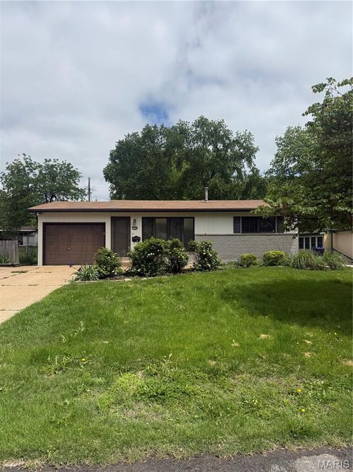 1125 Florland Dr, Florissant, MO, 63031-6137 | Card Image