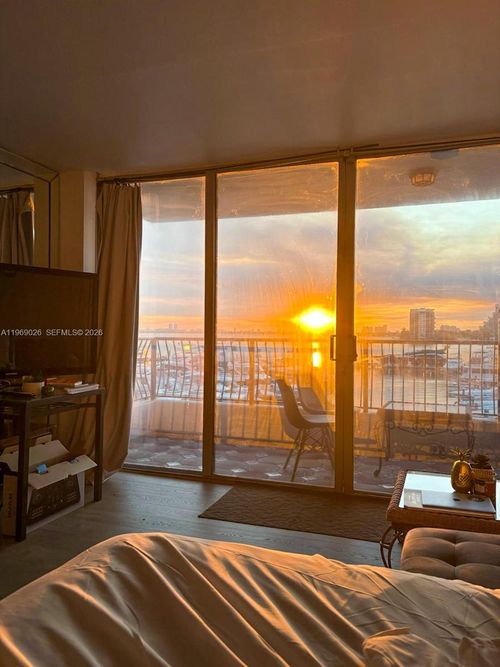 apt-420-555 Ne 15th St, MIAMI, FL, 33132-1450 | Card Image