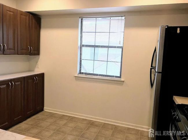 604 Woodbridge Commons Way, Townhouse with 2 bedrooms, 2 bathrooms and null parking in Iselin NJ | Image 4