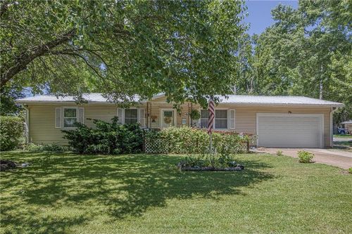 1401 Richard Ave, Parsons, KS, 67357-4733 | Card Image