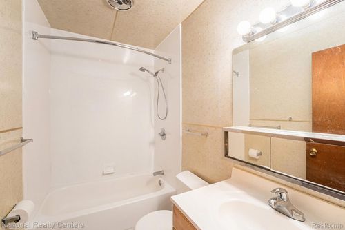 30465 Everett St, Southfield, MI, 48076-1503 | Card Image