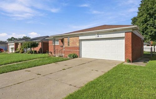 28633 Gilbert Dr, Warren, MI, 48093-2673 | Card Image